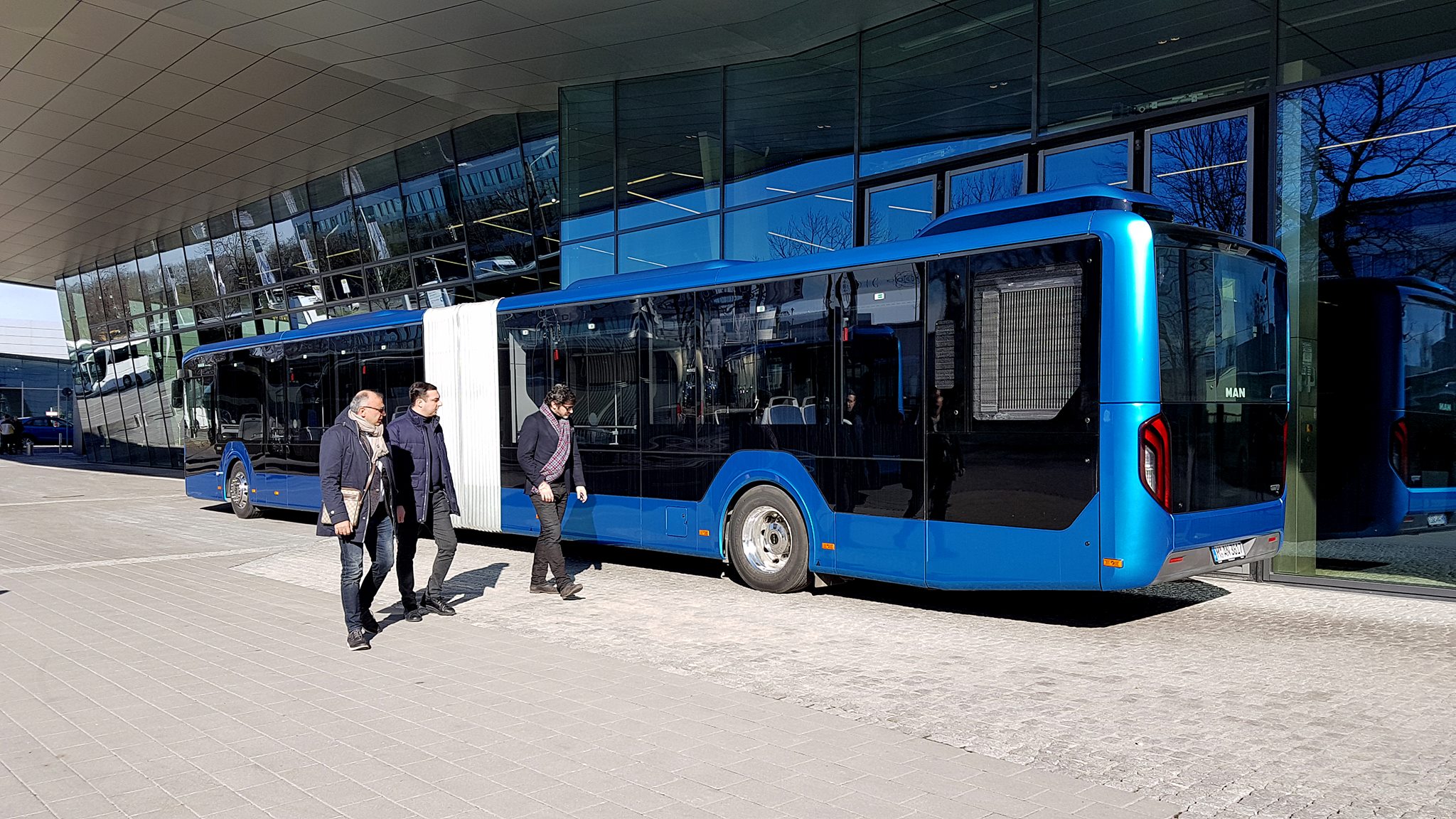 Автобус длиной 15 метров. Автобусный парк Тбилиси. Новые автобусы Тбилиси. Парк автобусов. 12 Метровый автобус.