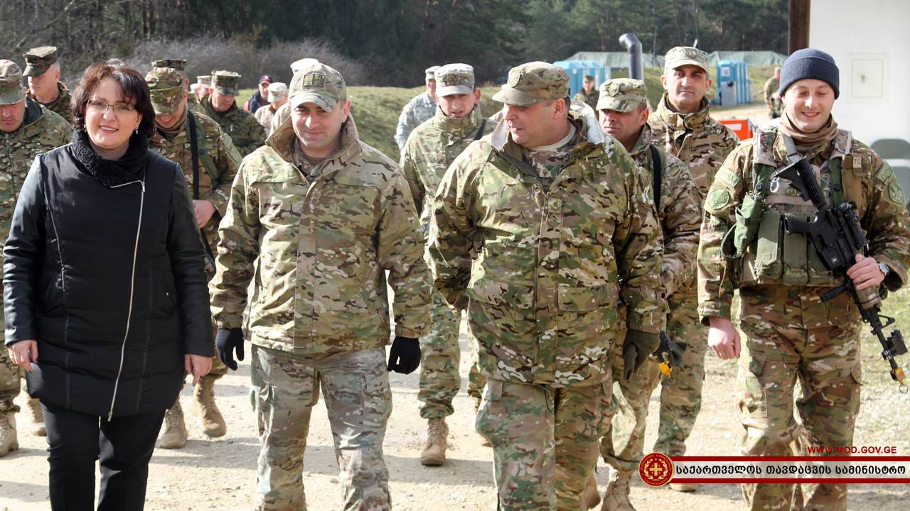 Министр обороны грузии тина хидашели в форме